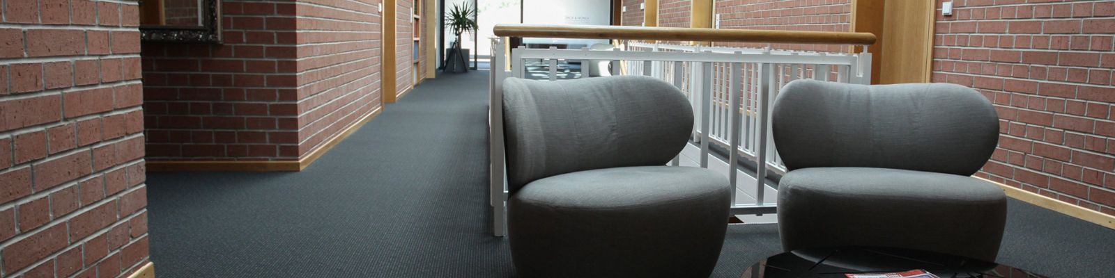 Foto: Zwei Stühle im Gebäude