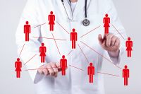 Foto: Arzt mit virtuellen Patienten als Netzwerk