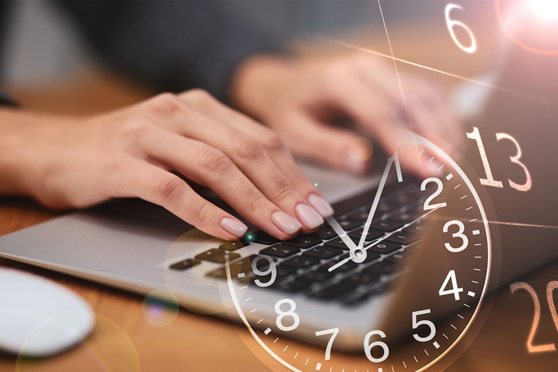 Hände tippen auf Laptop Tastatur