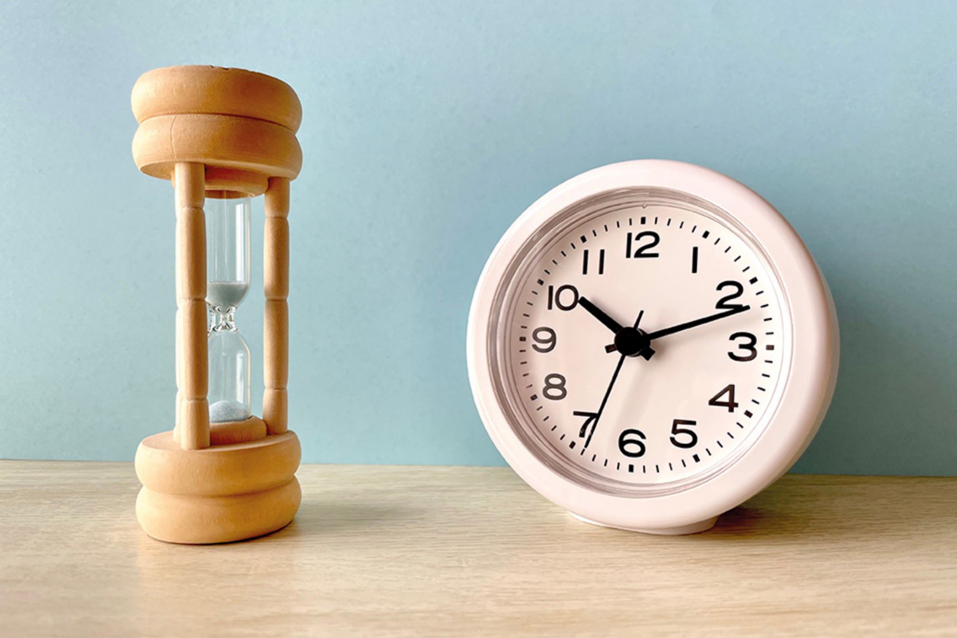 Sanduhr und Uhr