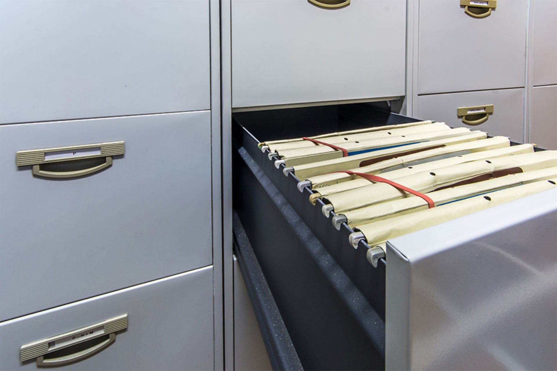 Akten in einem Aktenschrank